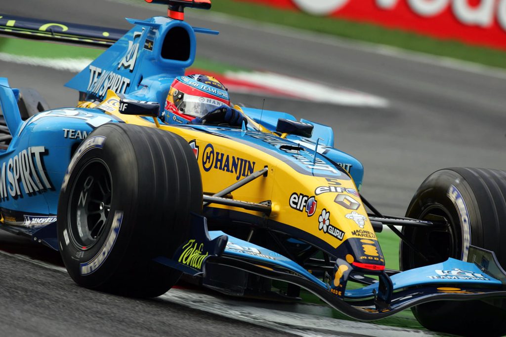 Fernando Alonso pilota su Renault de Fórmula 1 en Italia 2005