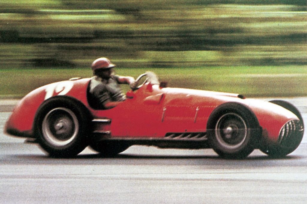 El argentino José Froilán González al volante del Ferrari 375 con motor V12.
