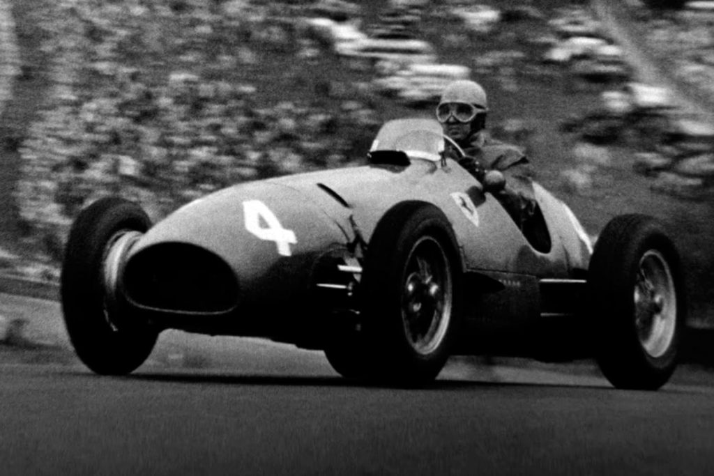 El italiano Alberto Ascari, campeón del mundo de Fórmula 1 en 1952 y 1953, en el Ferrari 500 F2