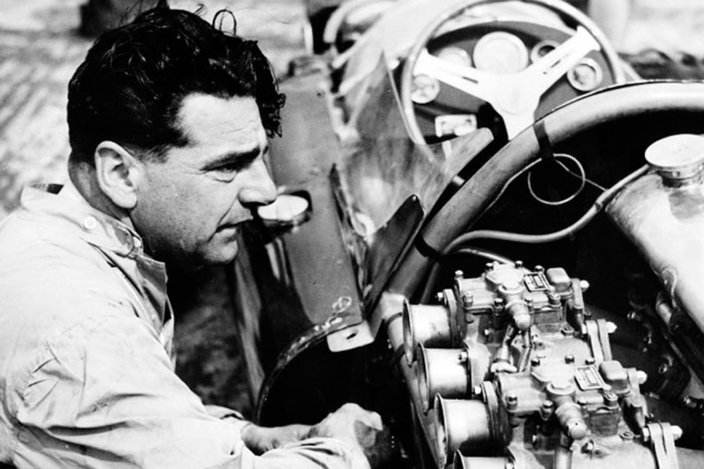 el ingeniero británico John Cooper con un monoplaza con motor trasero