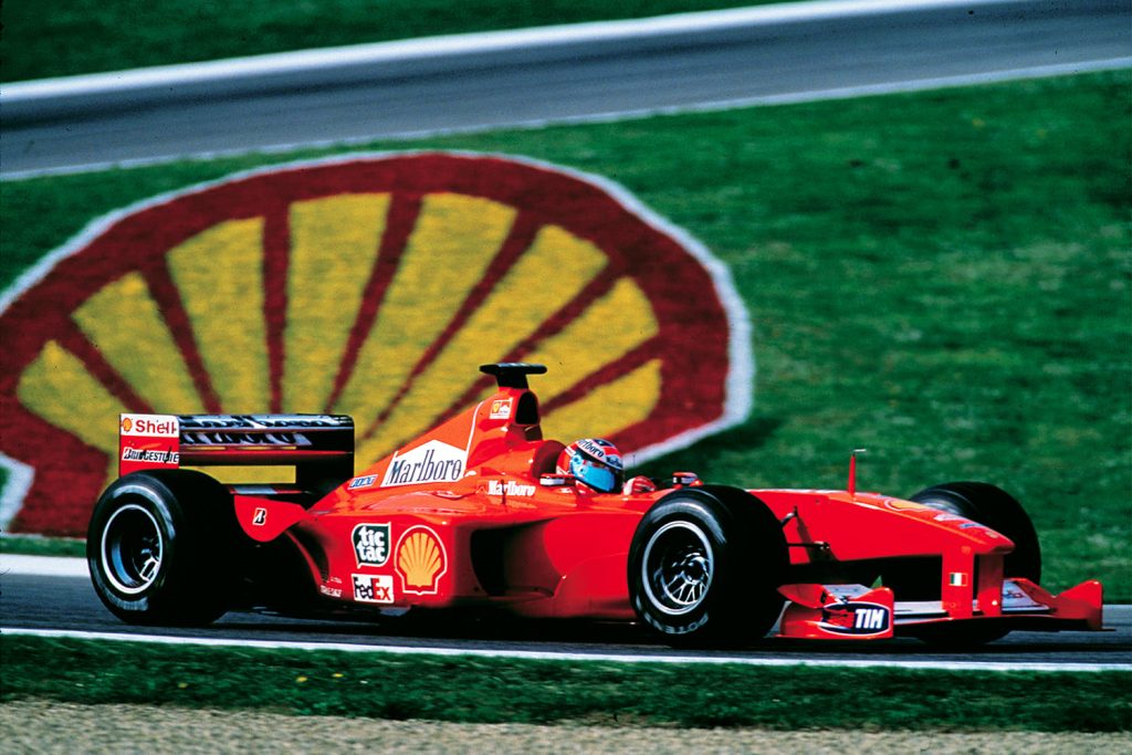 Michael Schumacher pilota su Ferrari de Fórmula 1 en el año 2000
