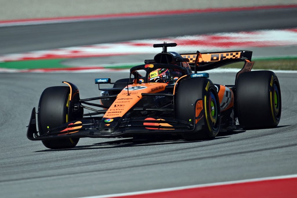 El piloto australiano Oscar Piastri pilota su McLaren-Mercedes en el circuito de Barcelona en 2025