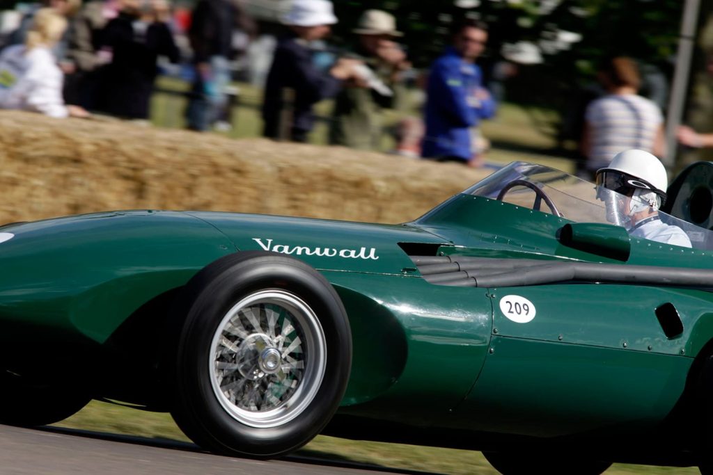 Stirling Moss en una demostración con un Vanwall en el Goodwood Revival de 2022.