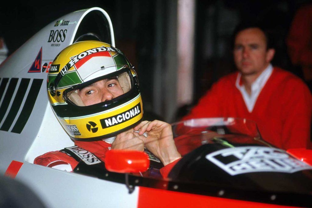 Silverstone, 1989: Ayrton Senna en el interior de su McLaren MP4/5 con motor Honda.