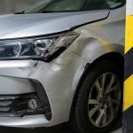 un coche golpeado junto a la columna de un parking