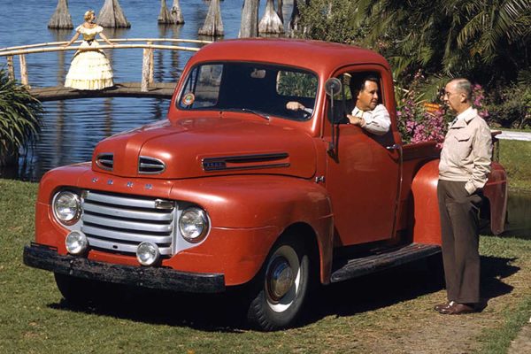 Una pick-up Ford F-1 de 1948 en color rojo