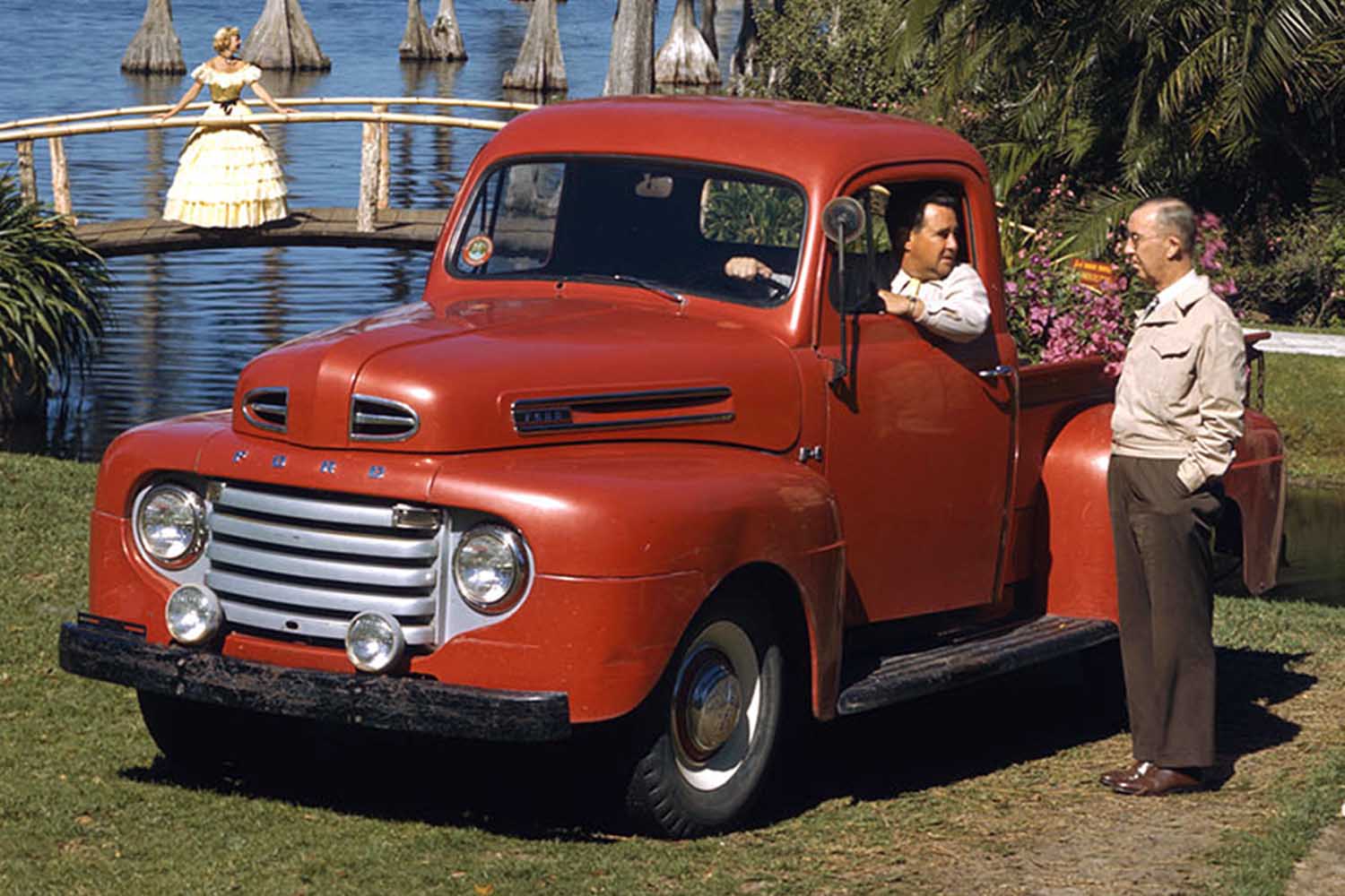 Una pick-up Ford F-1 de 1948 en color rojo
