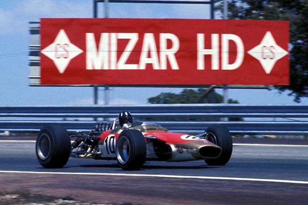 El piloto británico Graham Hill pilota su Lotus durante el GP de España de Fórmula 1