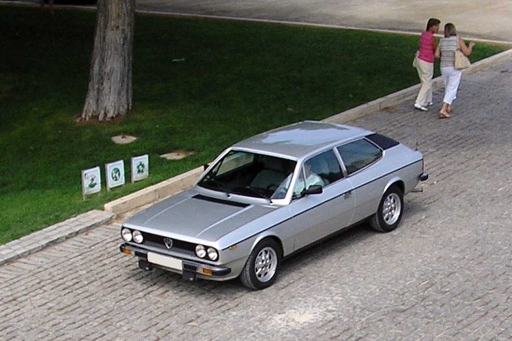 un Lancia Beta HPE de color gris