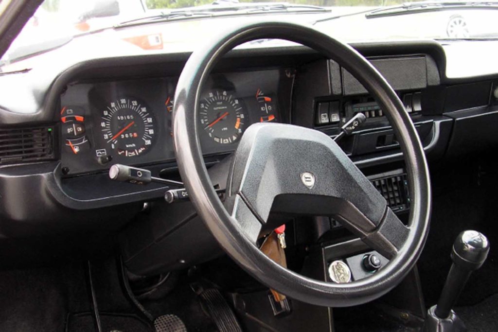 volante e instrumentación de un Lancia Beta HPE