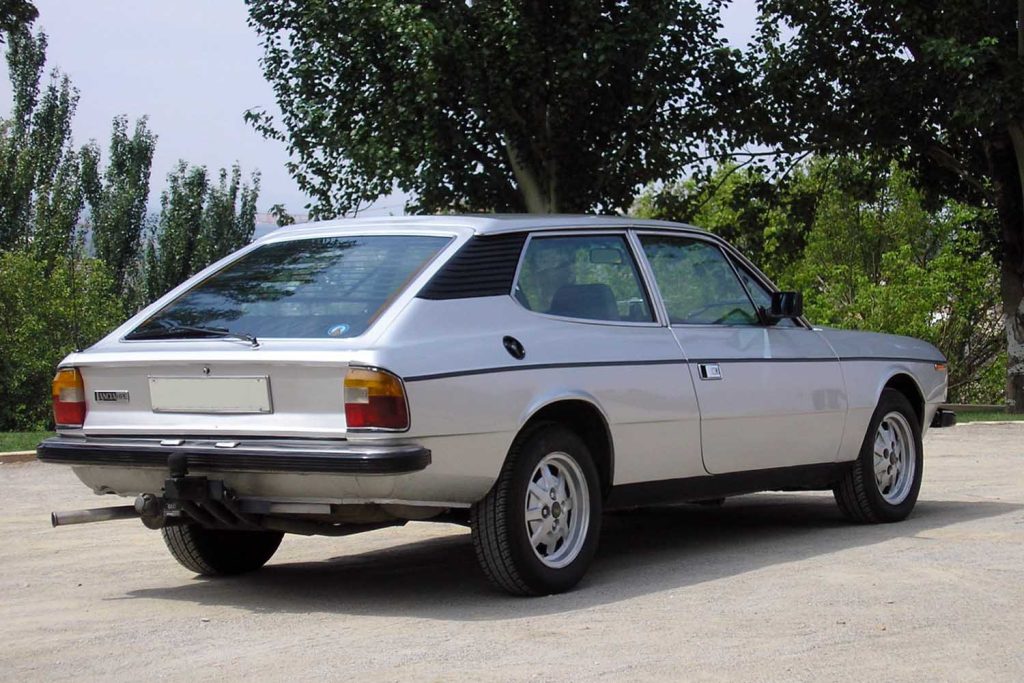 un Lancia Beta HPE de color gris