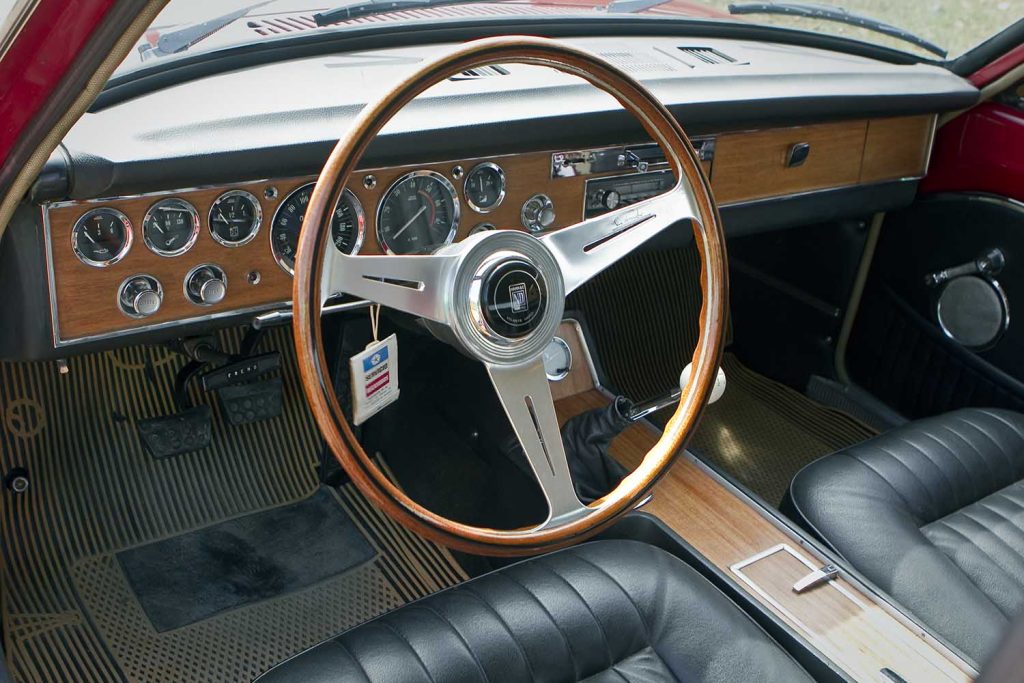 interior de un Dodge Dart con volante Nardi