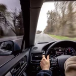 una mujer conduce un automóvil por carretera a una velocidad de 88 km/h