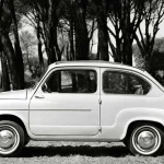 un SEAT 600 con las puertas a contramarcha