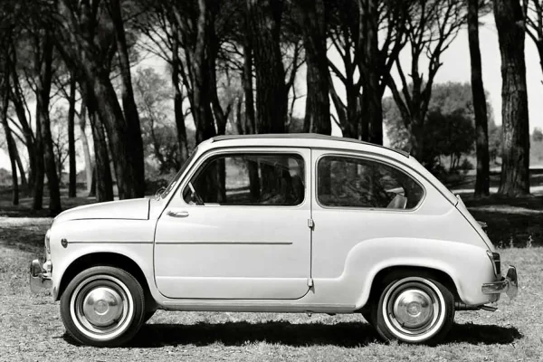 un SEAT 600 con las puertas a contramarcha