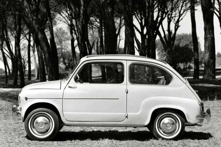 un SEAT 600 con las puertas a contramarcha