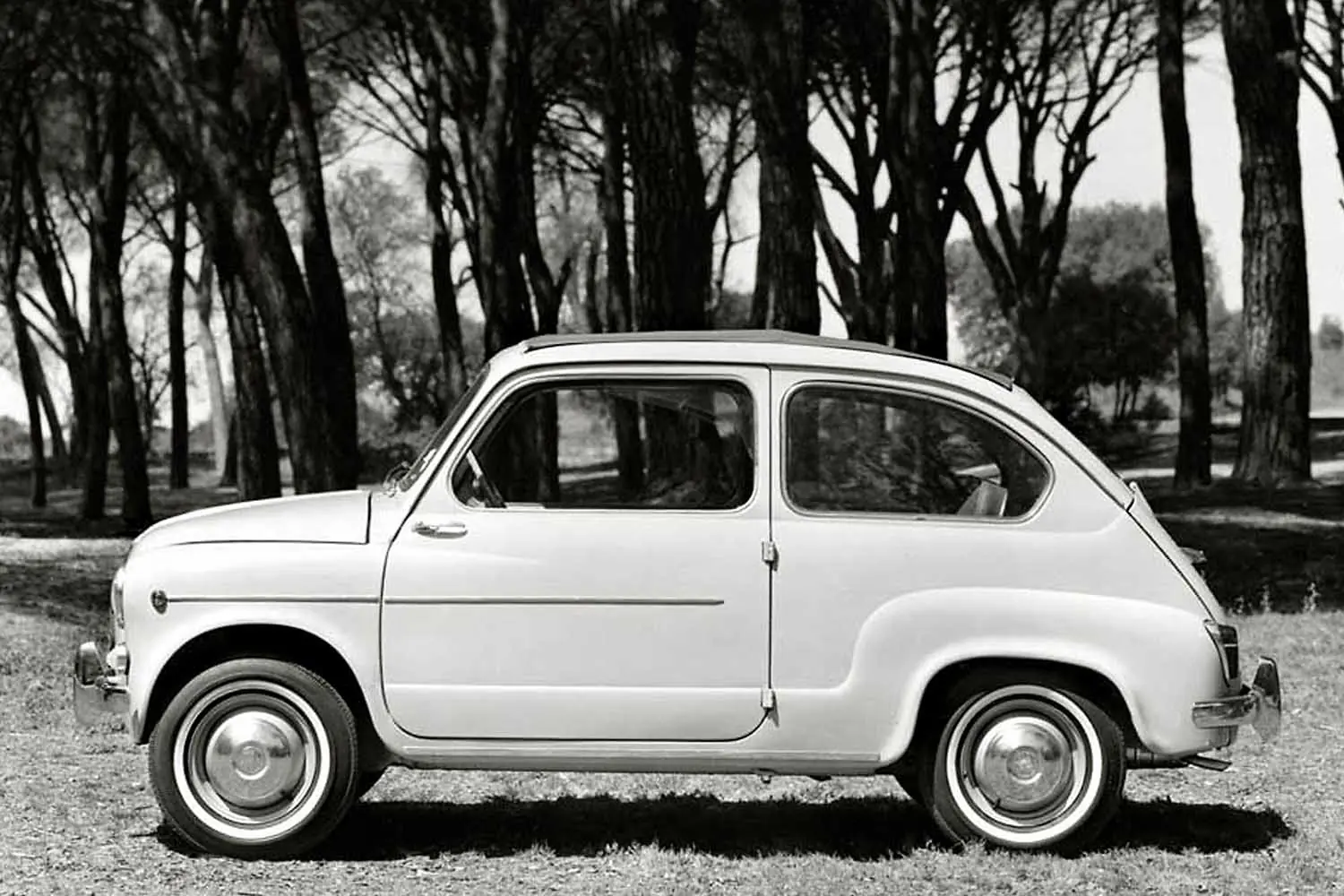 un SEAT 600 con las puertas a contramarcha