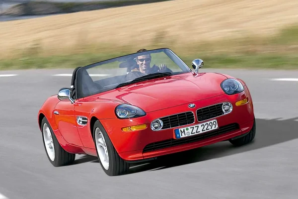 un hombre conduce un BMW Z8 de color rojo