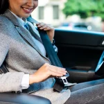 una mujer se dispone a ponerse el cinturón de seguridad en el coche