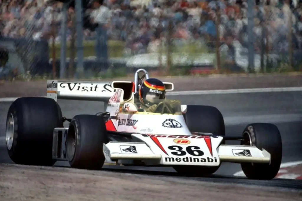 Emilio de Villota a los mandos de un McLaren-Ford en el Gran Premio de España de Fórmula 1 de 1977