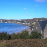 una iglesia junto al mar en las Highlands de Escocia