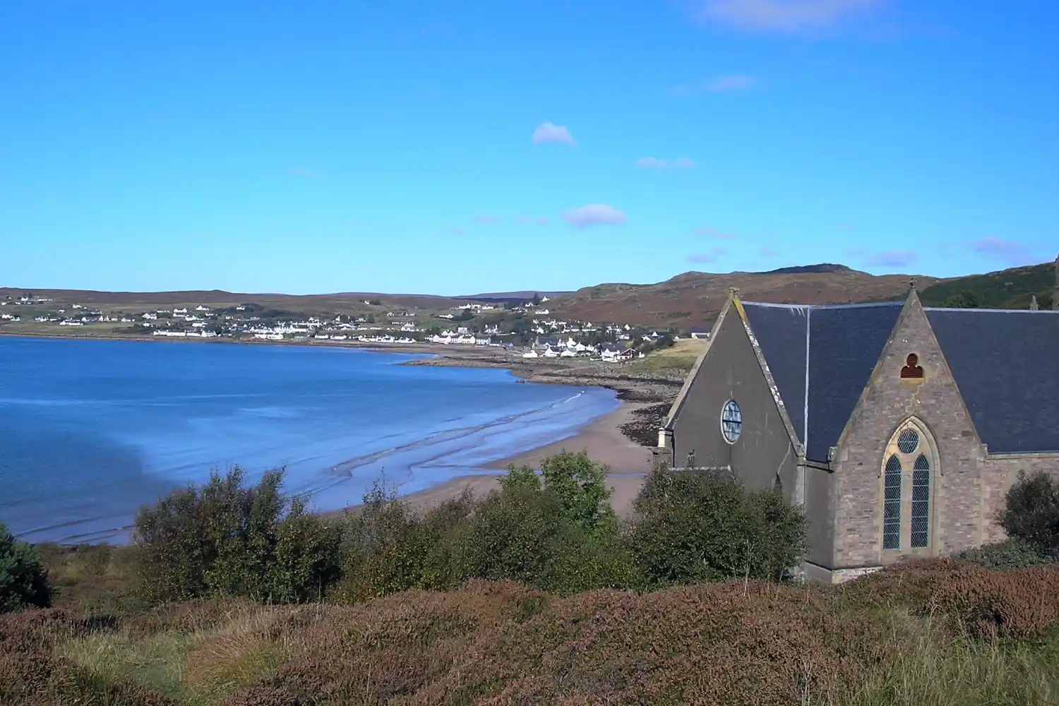 una iglesia junto al mar en las Highlands de Escocia