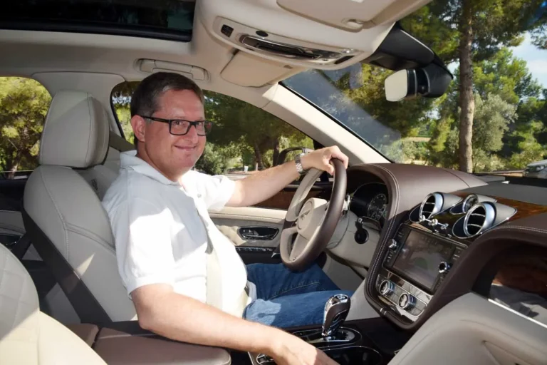 Juan Inigo Ros al volante de un Bentley