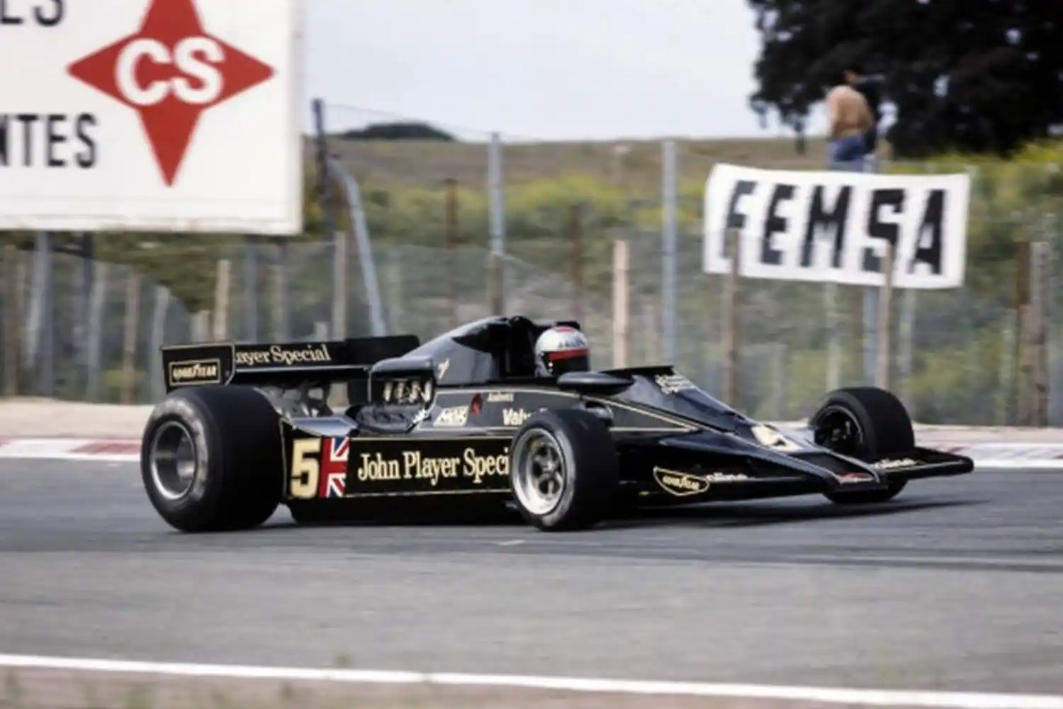 Mario Andretti pilota su Lotus-Ford en el Gran Premio de España de Fórmula 1 de 1977