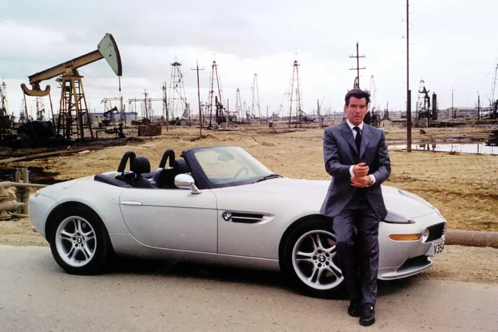 Pierce Brosnan junto al BMW Z8 en el rodaje de la película ‘El mundo nunca es suficiente’.