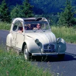 un Citroën 2CV en la carretera