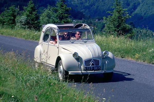 un Citroën 2CV en la carretera