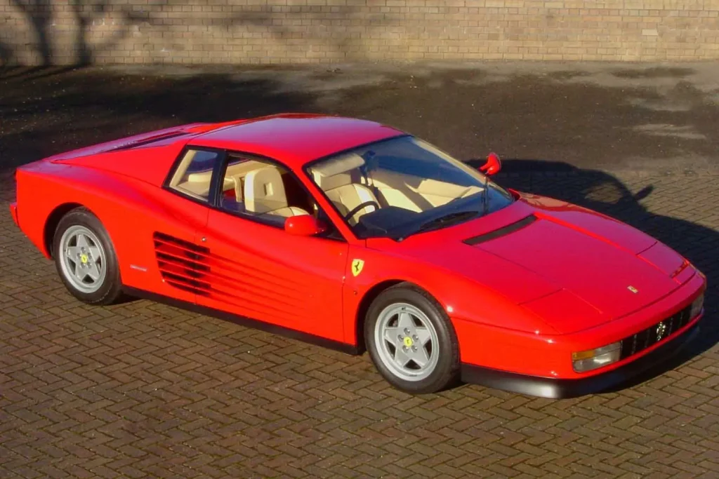 un Ferrari Testarossa de color rojo