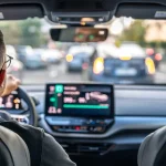 un hombre conduce su automóvil en ciudad
