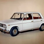 un SEAT 124 blanco con cuatro faros