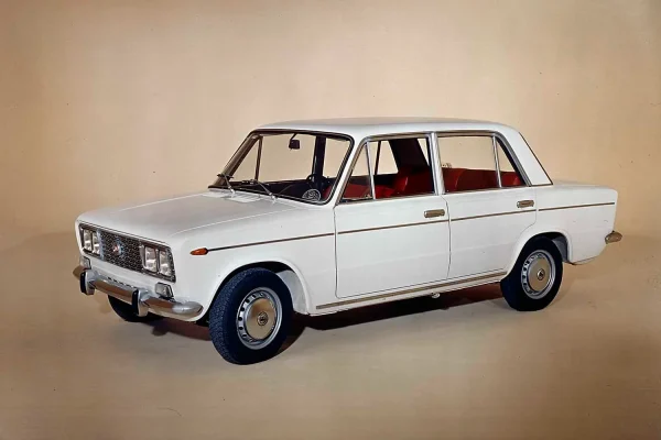 un SEAT 124 blanco con cuatro faros