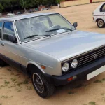 un SEAT 131 Diiplomatic de color gris plateado