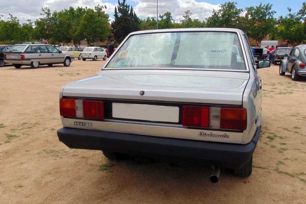un SEAT 131 Diiplomatic de color gris plateado