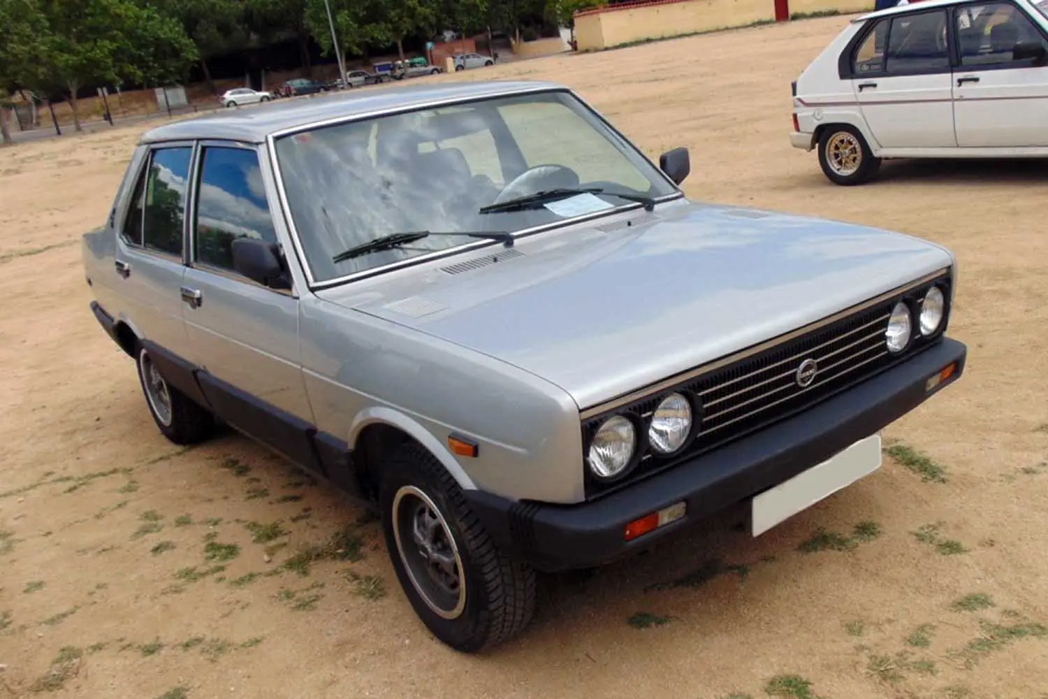 un SEAT 131 Diiplomatic de color gris plateado