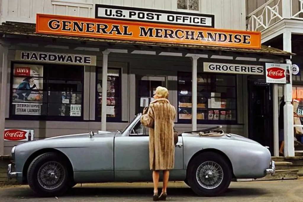 Tippi Hedren junto al Aston Martin DB2/4 Drophead Coupé en la película ‘Los pájaros’.