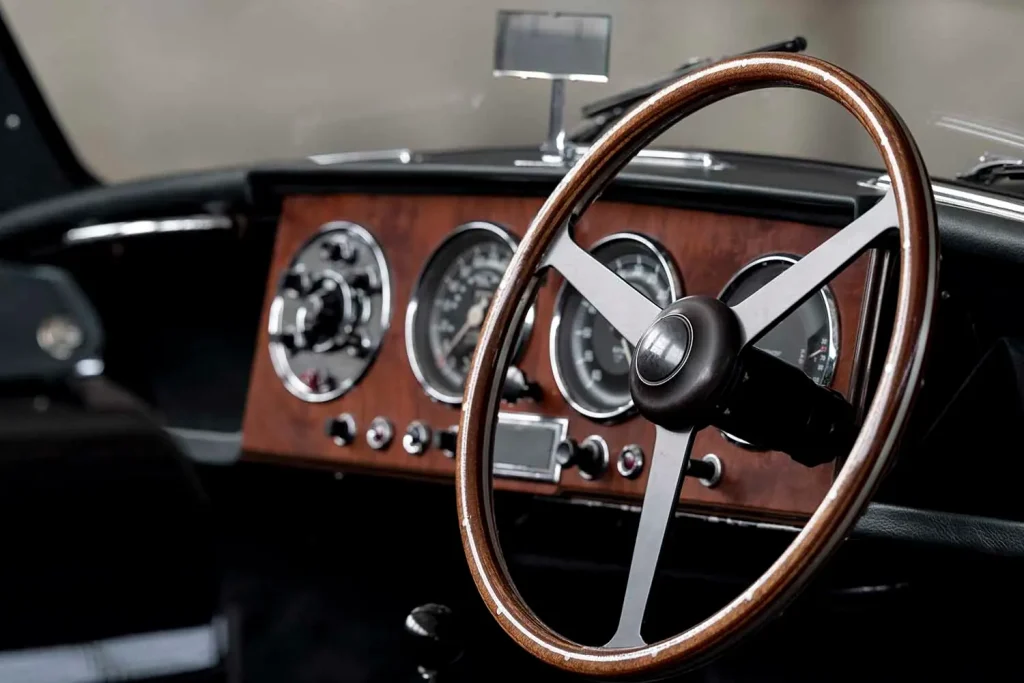 volante y salpicadero del Aston Martin DB2/4 Drophead Coupé