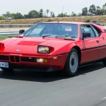 un BMW M1 de color rojo