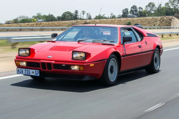 un BMW M1 de color rojo