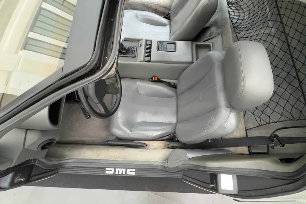 interior del DeLorean DMC-12