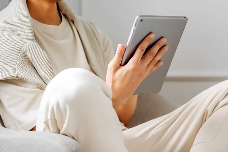 un hombre sostiene una tablet con su mano derecha