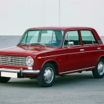 un SEAT 124 rojo