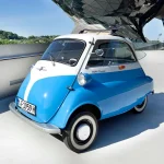 un BMW Isetta de color azul y blanco