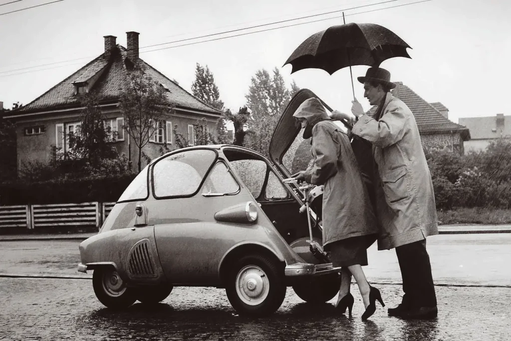 dos personas acceden a un BMW Isetta